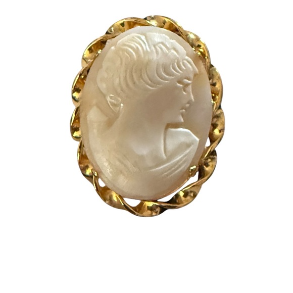 No Brand Jewelry - Gold and Cream Vintage Cameo Brooch with Scalloped Edge